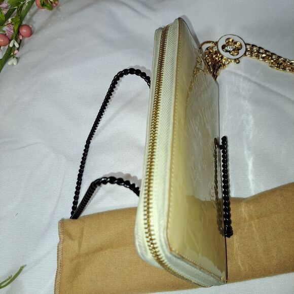 Authentic Louis Vuitton Vernis Sarah zipper wallet. Excellent condition. - Picture 10 of 14